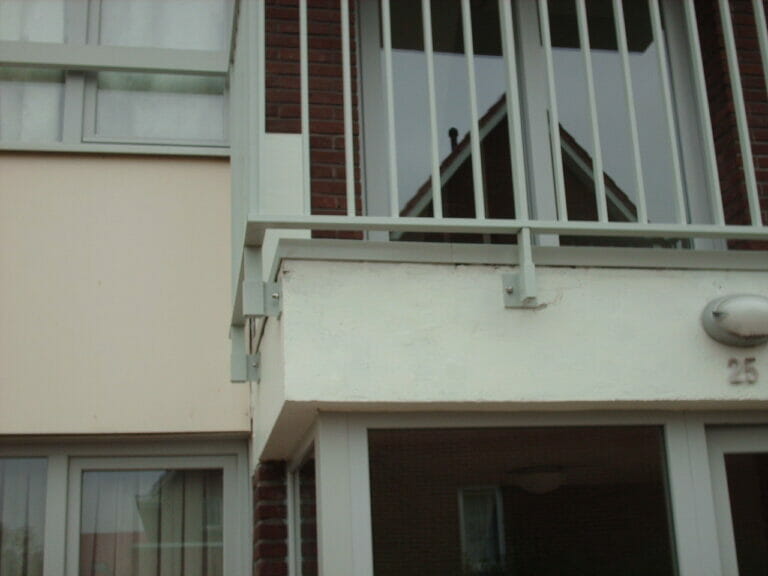 Vijver en Karweiwerken Van der Stricht - Plaatsen van aluminium balustrades